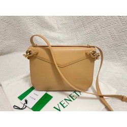 Bottega Veneta Mount Medium Envelope Bag In Almond Calfskin 969