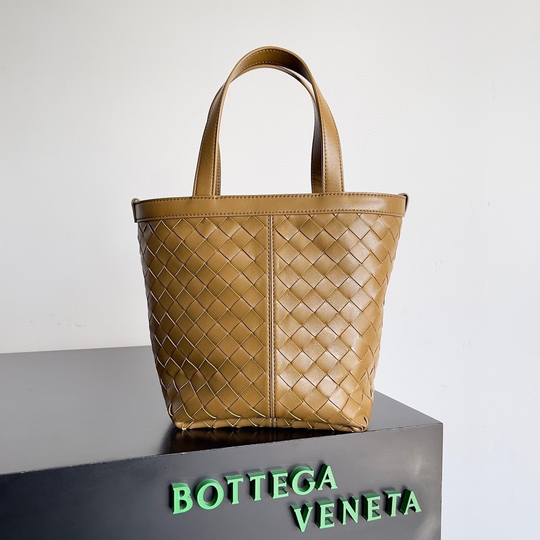 Bottega Veneta Small Flip Flap Bag in Acorn Intrecciato Lambskin 993