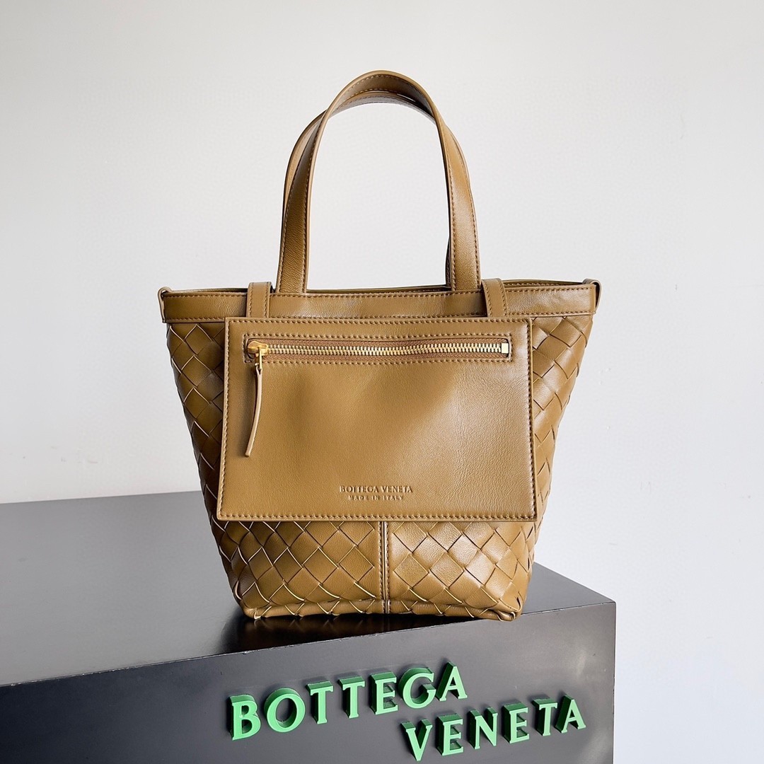 Bottega Veneta Small Flip Flap Bag in Acorn Intrecciato Lambskin 993