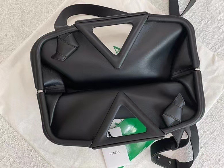Bottega Veneta Medium Point Top Handle Bag In Black Leather 655