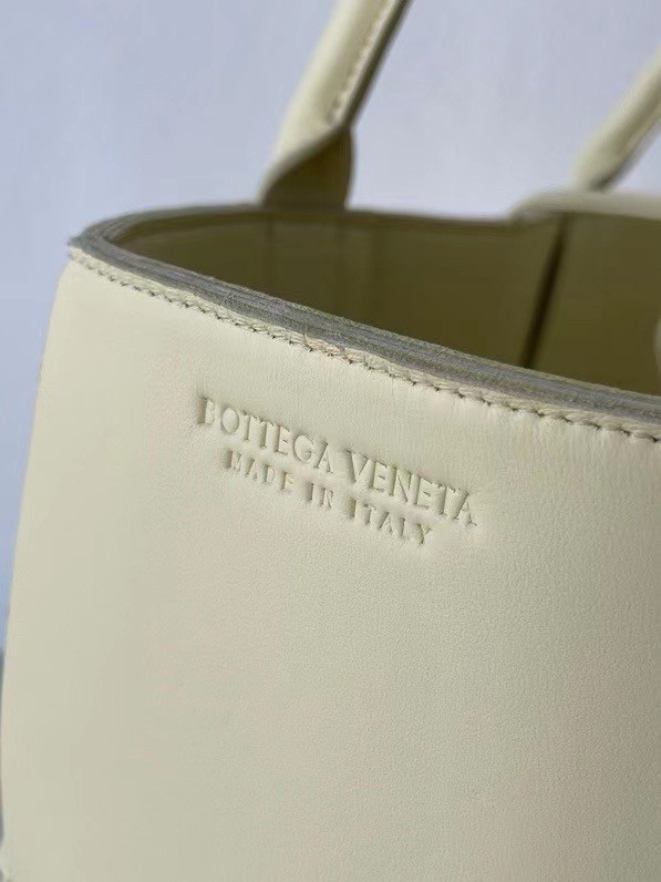 Bottega Veneta Arco Medium Tote In Cream Intrecciato Lambskin 055