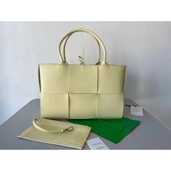 Bottega Veneta Arco Medium Tote In Cream Intrecciato Lambskin 055