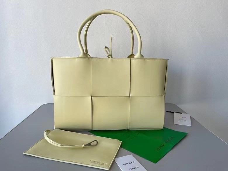 Bottega Veneta Arco Medium Tote In Cream Intrecciato Lambskin 055