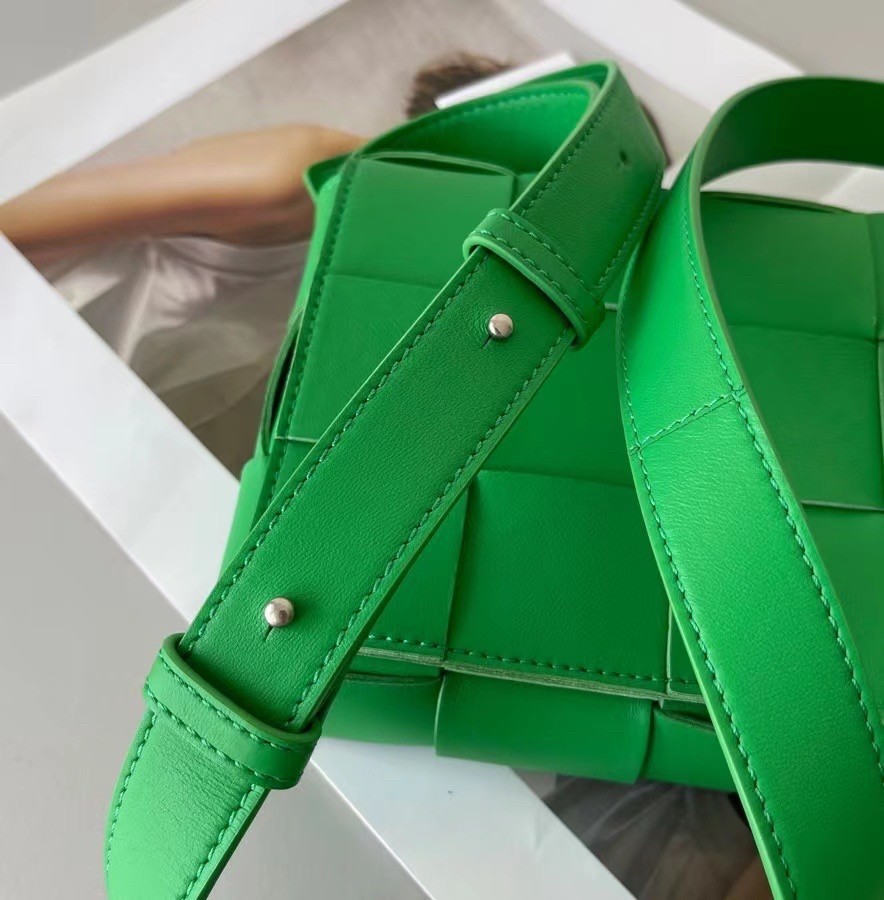 Bottega Veneta Cassett Bag In Green Intrecciato Lambskin 222