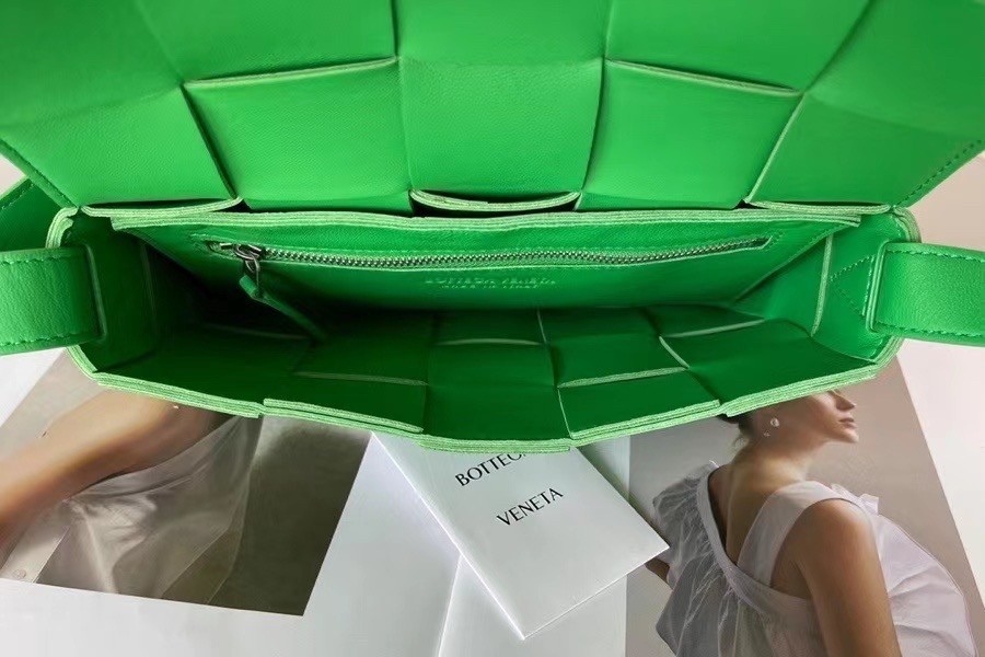 Bottega Veneta Cassett Bag In Green Intrecciato Lambskin 222