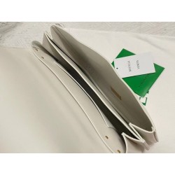 Bottega Veneta Mount Medium Envelope Bag In White Calfskin 329