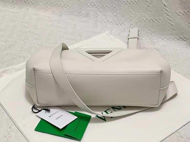 Bottega Veneta Medium Point Top Handle Bag In White Leather 352