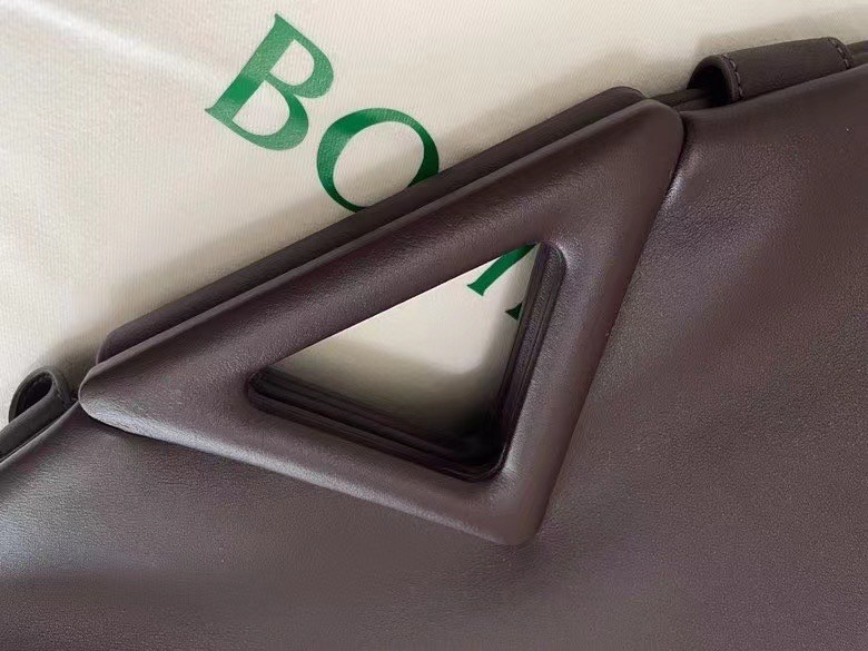 Bottega Veneta Medium Point Top Handle Bag In Grape Leather 047