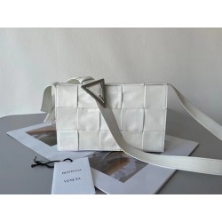 Bottega Veneta Cassett Bag In White Wrinkled Calfskin 641