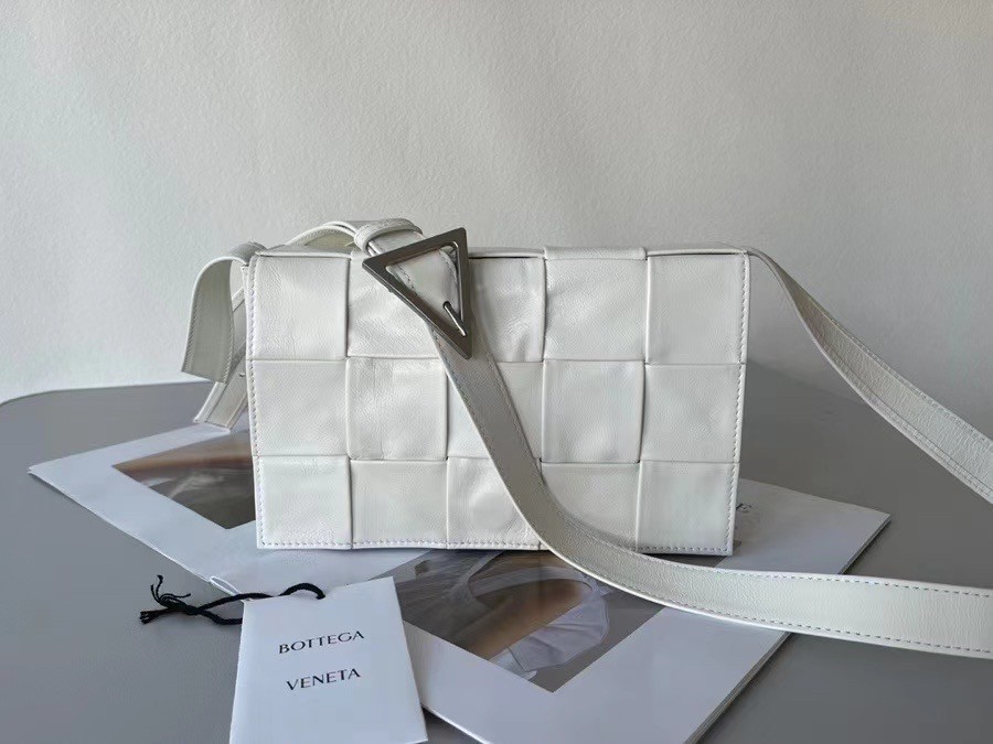 Bottega Veneta Cassett Bag In White Wrinkled Calfskin 641