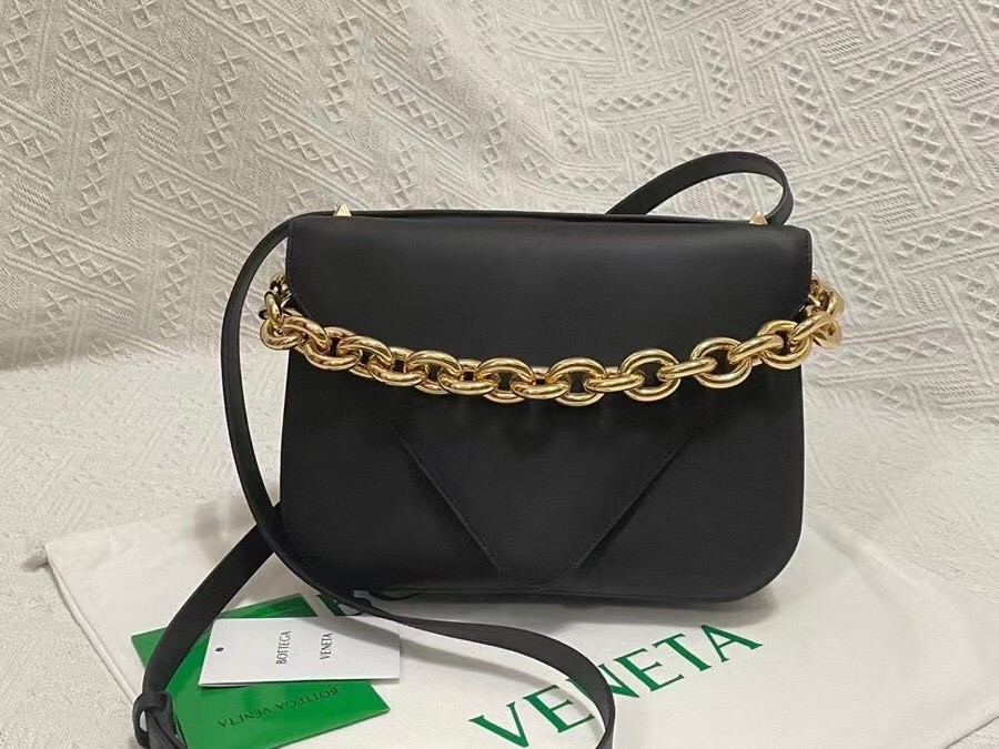 Bottega Veneta Mount Medium Envelope Bag In Black Calfskin 709