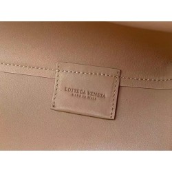 Bottega Veneta Medium Point Top Handle Bag In Beige Leather 717