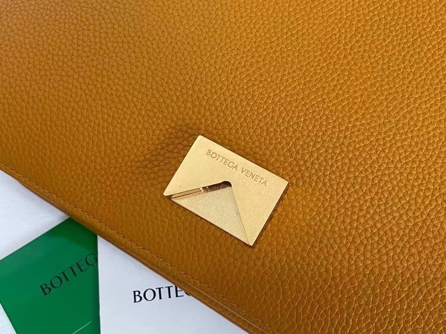Bottega Veneta Mount Medium Envelope Bag In Cob Leather 267