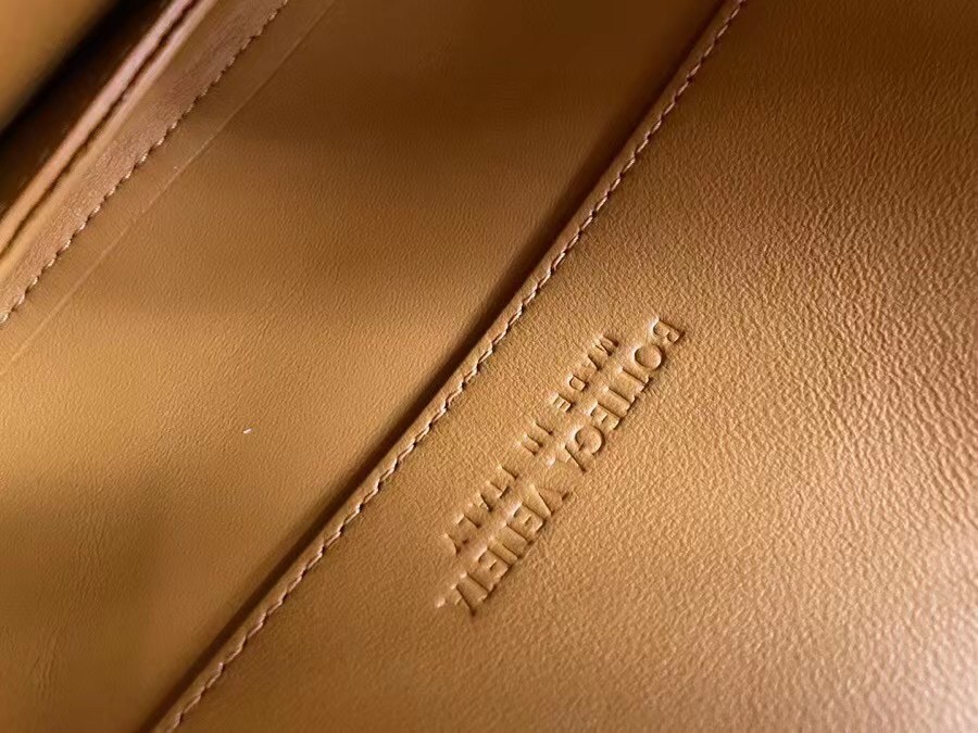 Bottega Veneta Mount Medium Envelope Bag In Cob Leather 267