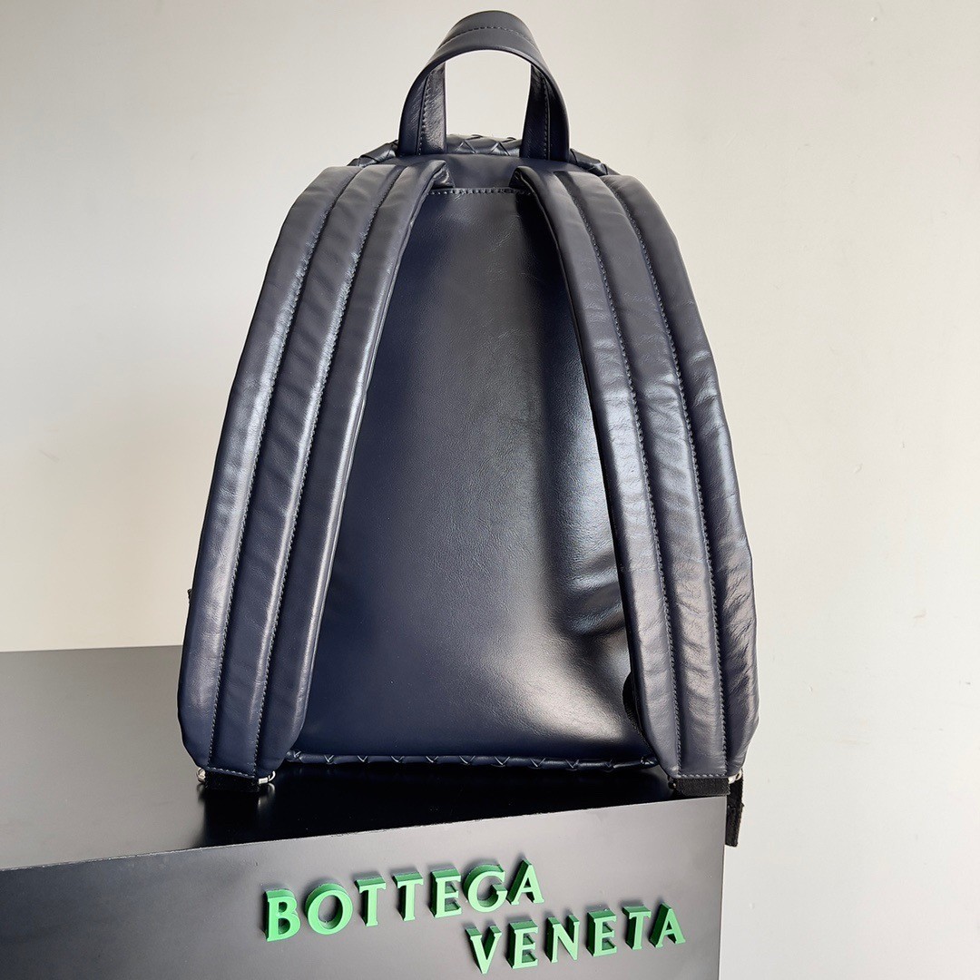 Bottega Veneta Small Backpack In Dark Blue Intrecciato Calfskin 323