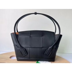 Bottega Veneta Arco Medium Bag In Black Grained Leather 568
