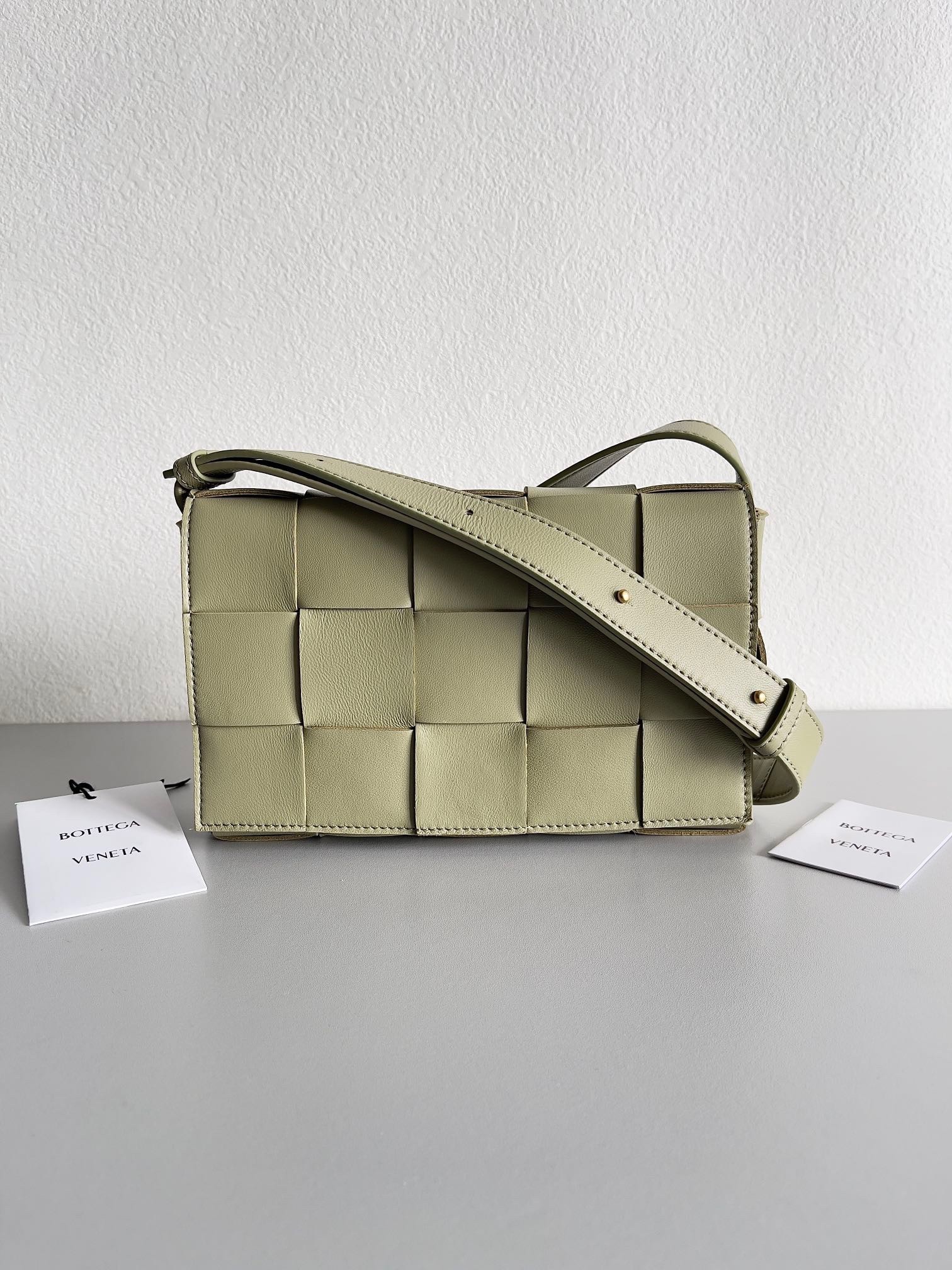 Bottega Veneta Cassett Bag In Travertine Intrecciato Lambskin 282