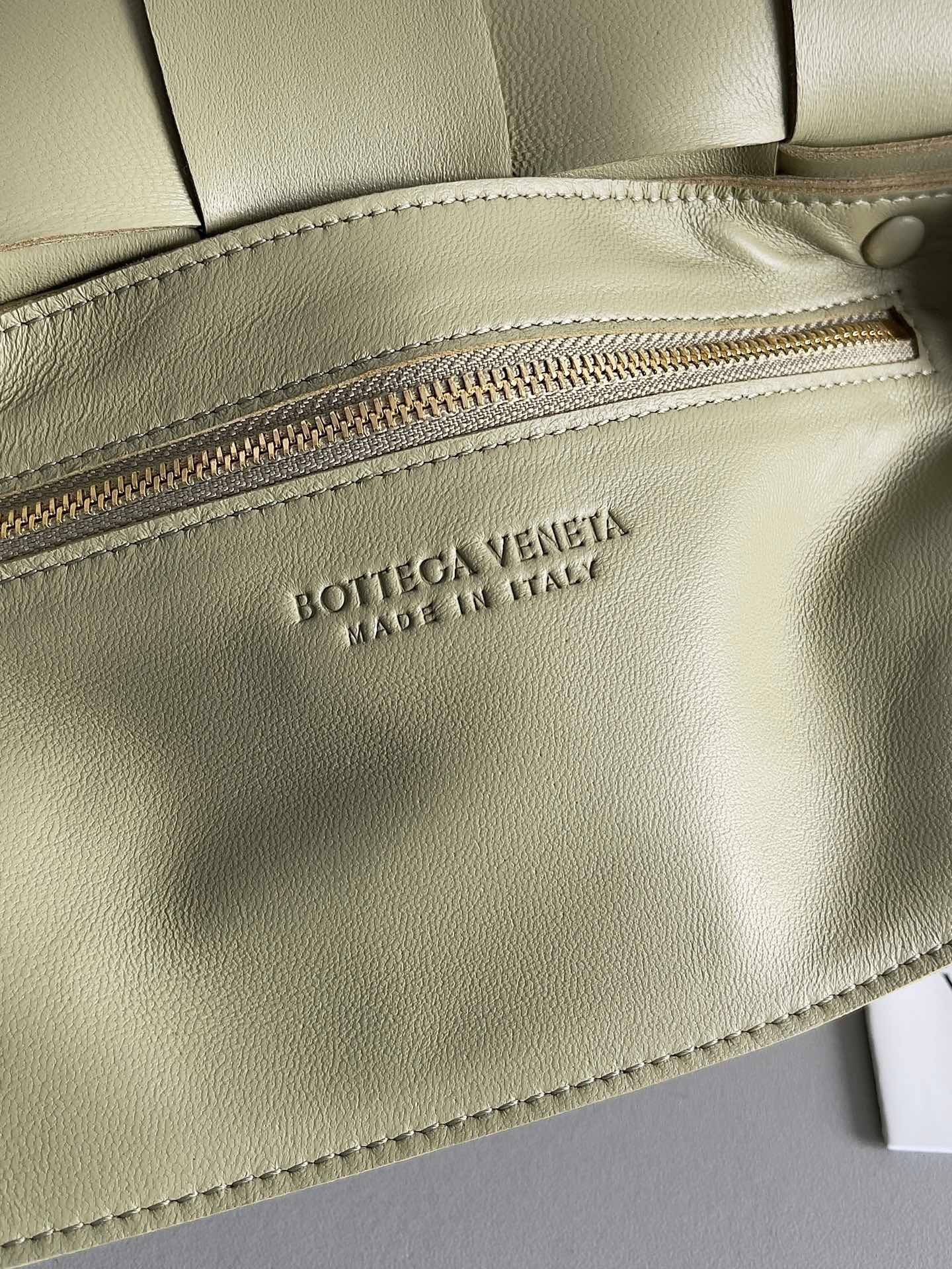 Bottega Veneta Cassett Bag In Travertine Intrecciato Lambskin 282