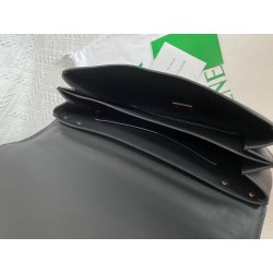 Bottega Veneta Mount Medium Envelope Bag In Black Leather 721