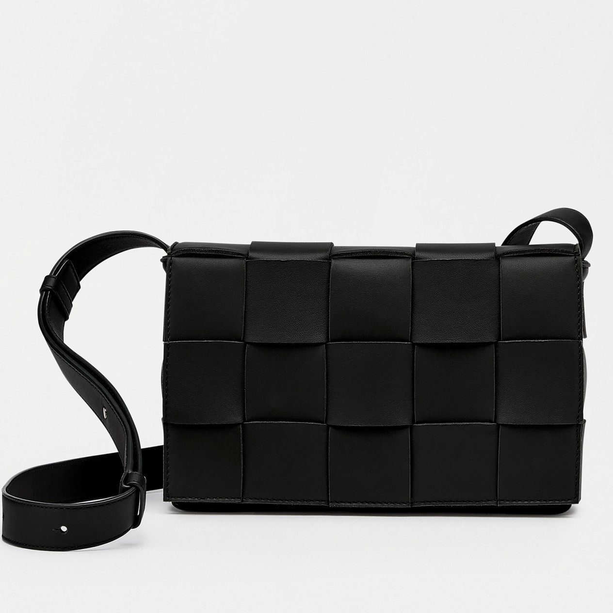 Bottega Veneta Cassett Bag In Black Intrecciato Lambskin 846