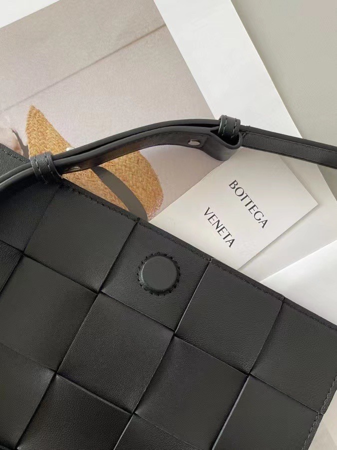 Bottega Veneta Cassett Bag In Black Intrecciato Lambskin 846