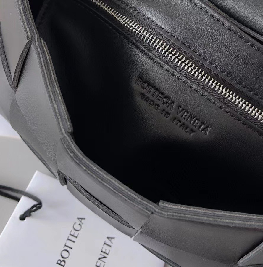 Bottega Veneta Cassett Bag In Black Intrecciato Lambskin 846