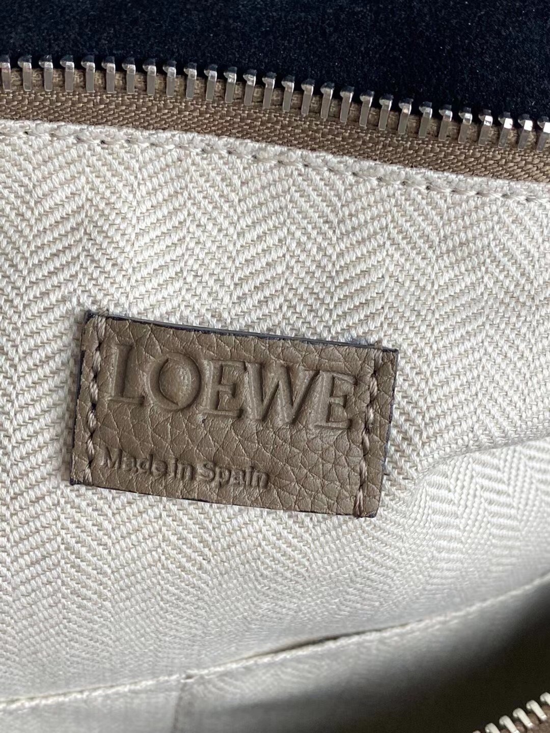 Loewe Large Puzzle Bag In Khaki Grained Leather 394