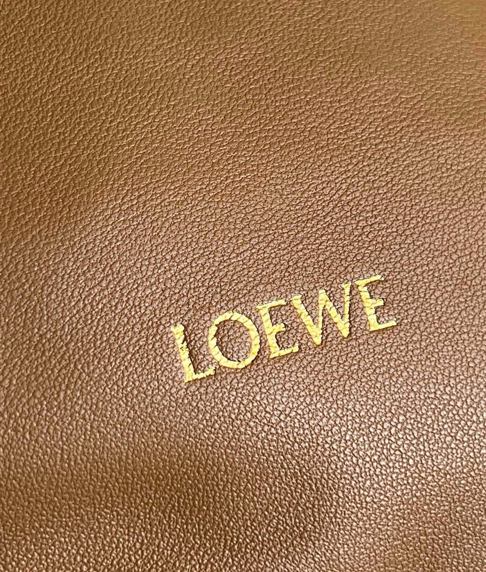 Loewe Medium Squeeze Bag in Brown Nappa Lambskin 532