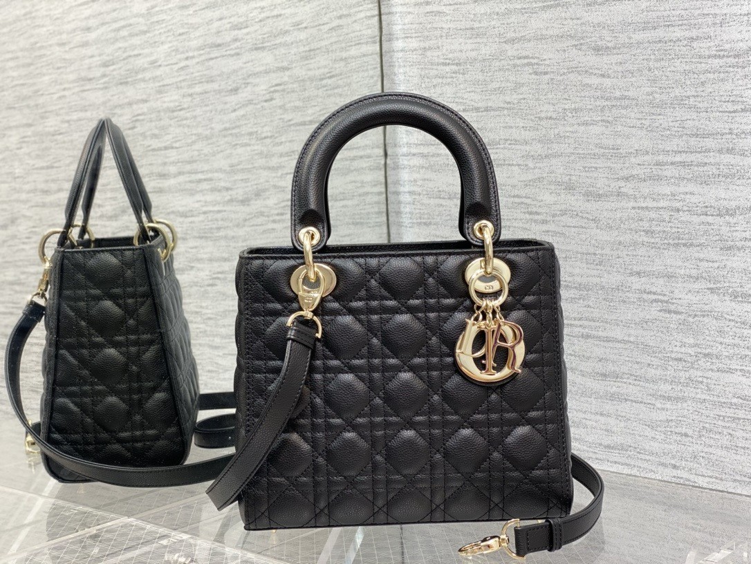 Dior Lady Dior Medium Bag in Noir Grained Calfskin 374