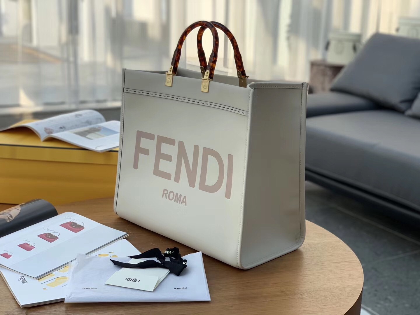 Fendi Sunshine Shopper Bag In White Calfskin 232